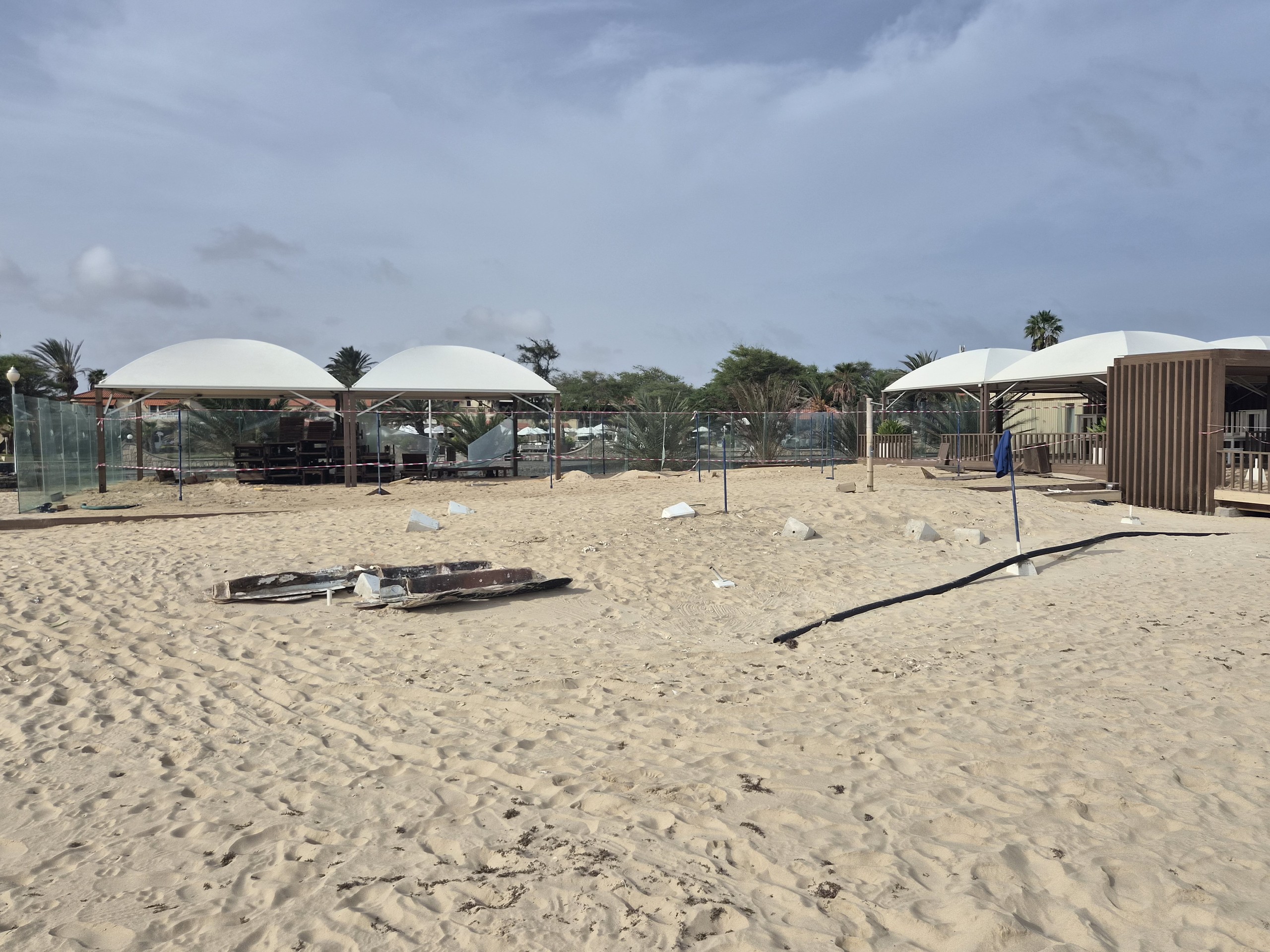 Afzetlint en wrakhout op het strand van Santa Maria.
